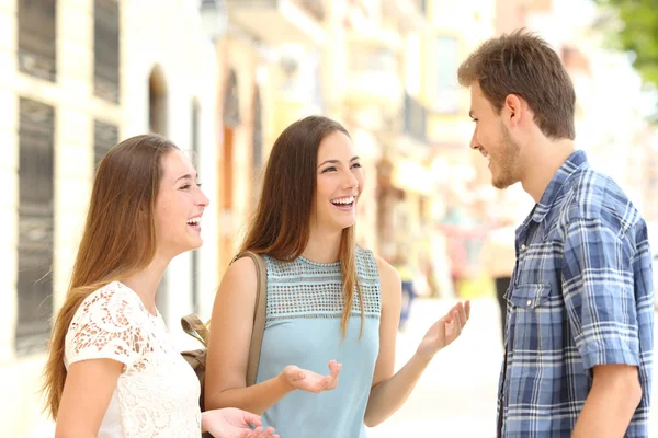 三个笑容满面的朋友在街上谈笑风生 — 图库照片