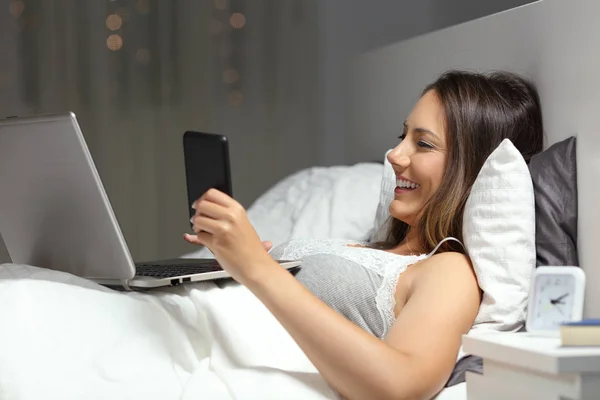 Mujer Feliz Usando Teléfono Inteligente Portátil Acostado Una Cama Noche —  Fotos de Stock