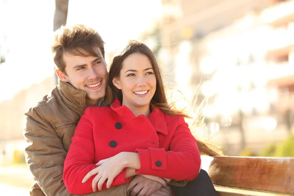 Casal Feliz Olhando Para Longe Inverno Sentado Banco Parque — Fotografia de Stock
