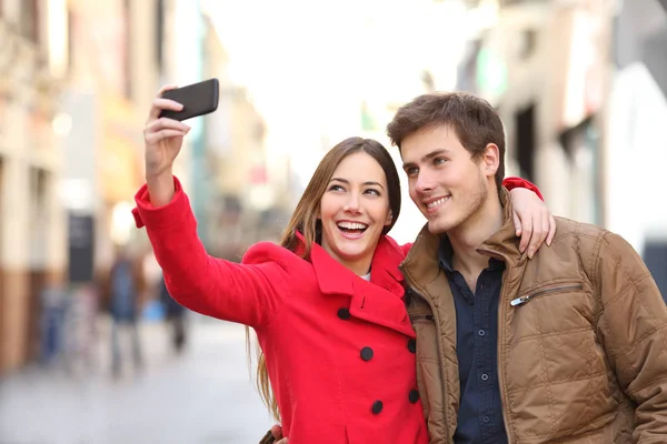 Šťastný Pár Pořízení Selfie Chytrý Telefon Ulici Zimě — Stock fotografie