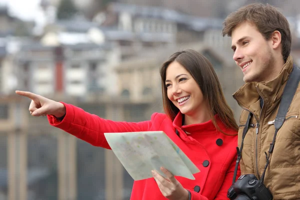 Szczęśliwa Para Turystów Gospodarstwa Papierowej Mapy Wskazując Ulicy Miasta — Zdjęcie stockowe