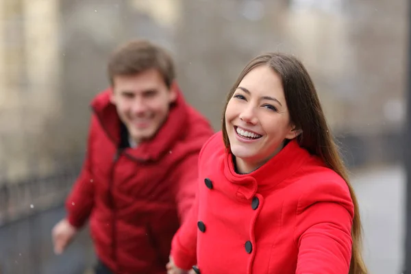 Casal Feliz Vermelho Correndo Livre Direção Câmera Rua Inverno — Fotografia de Stock