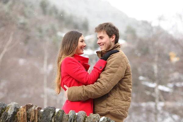 Pareja Feliz Abrazándose Mirándose Vacaciones Invierno Puente Piedra Montaña — Foto de Stock