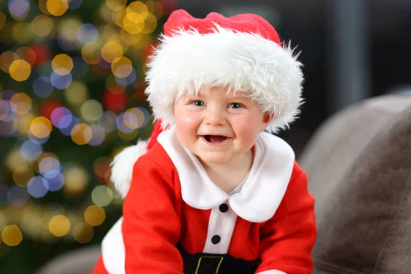 Bambino Travestimento Indossare Babbo Natale Guardando Fotocamera Natale Divano Soggiorno — Foto Stock