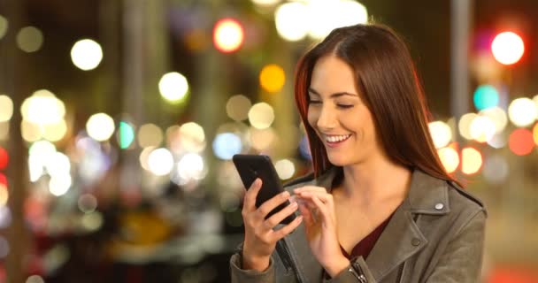 Moda Mujer Feliz Navegar Por Contenido Del Teléfono Inteligente Noche — Vídeo de stock