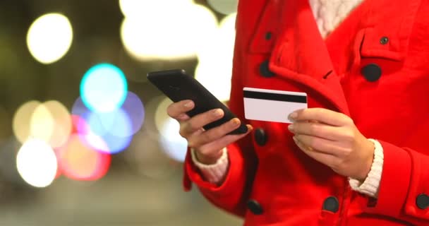 Zavřít Ruky Žena Placení Online Kreditní Kartou Chytrý Telefon Zimní — Stock video