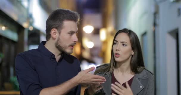 Vooraanzicht Van Een Boze Paar Ruzie Nacht Naar Camera Straat — Stockvideo