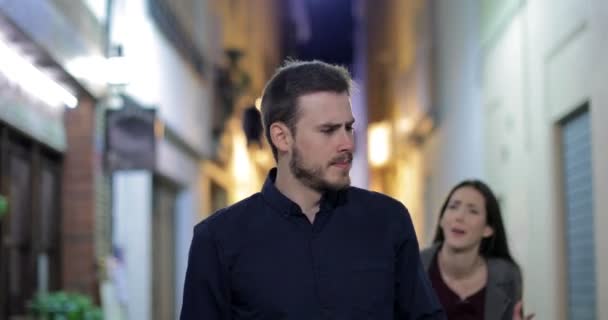 Frontansicht Eines Unglücklichen Paares Das Sich Nachts Auf Der Straße — Stockvideo