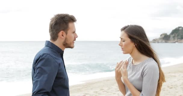 Angry Couple Breaking Beach Boyfriend Leaves His Sad Girlfriend — Stock Video