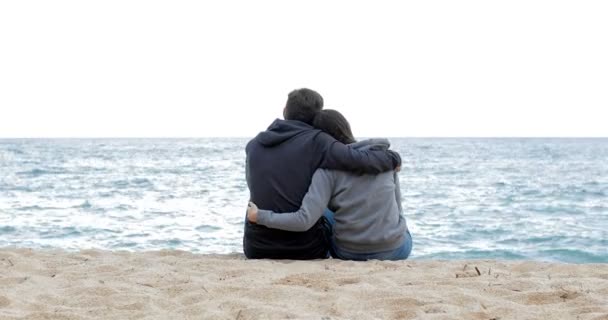 Zadní Pohled Dva Dospívající Sledování Oceánu Pláži — Stock video