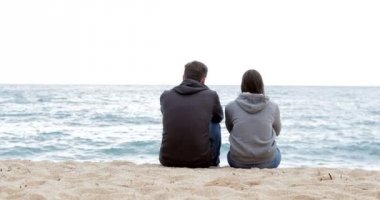 Okyanus plaj düşünürken iki genç arkadaş arkadan görünüm