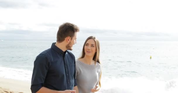 Pareja Feliz Caminando Hablando Playa Con Mar Fondo — Vídeo de stock