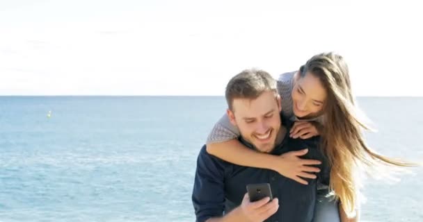 해변에서 스마트 전화를 커플의 — 비디오