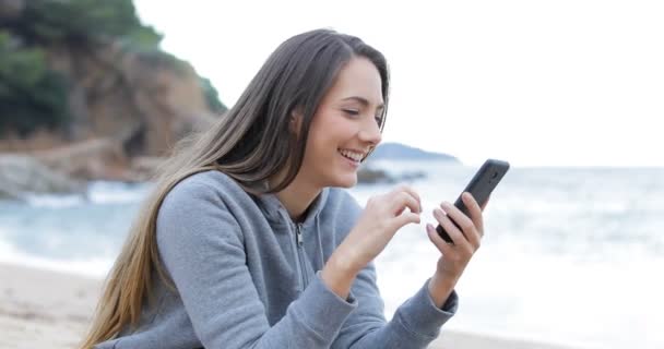 Teleurgesteld Tienermeisje Verkeerde Slimme Telefoon Het Bericht Het Strand — Stockvideo