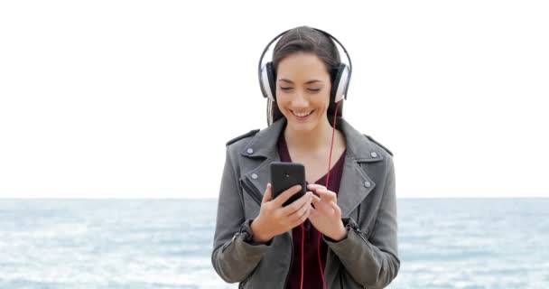 Vista Frontal Una Mujer Feliz Navegando Escuchando Música Playa — Vídeo de stock