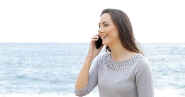 Donna Felice Che Cammina Parla Telefono Sulla Spiaggia Con Mare — Video Stock