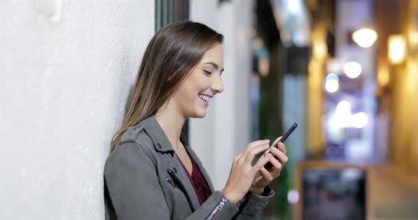 Profil Šťastná Dívka Pomocí Chytrého Telefonu Noci Ulici Starého Města — Stock video