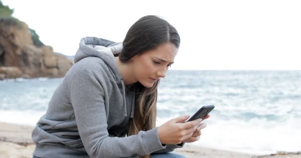 Ledsen Flicka Emot Dåliga Nyheter Online Smart Telefon Stranden — Stockvideo