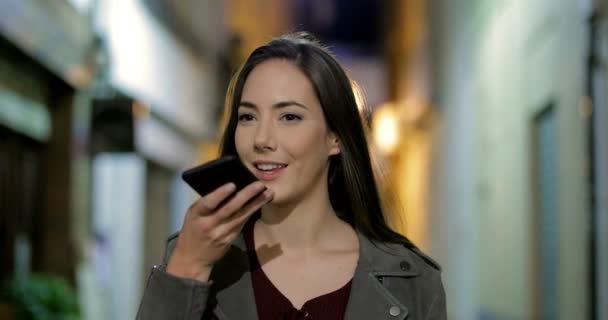 Vista Frontal Uma Mulher Feliz Usando Reconhecimento Voz Telefone Inteligente — Vídeo de Stock