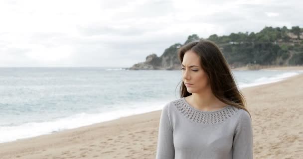 Bezorgd Vrouw Wandelen Alleen Het Strand Kijken Oceaan — Stockvideo