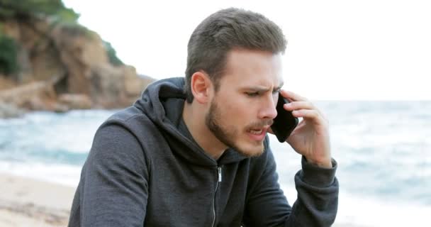 Uomo Arrabbiato Che Chiama Telefono Rivendicando Servizio Clienti Sulla Spiaggia — Video Stock