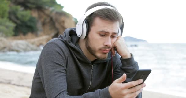Entediado Adolescente Procurando Música Online Praia — Vídeo de Stock