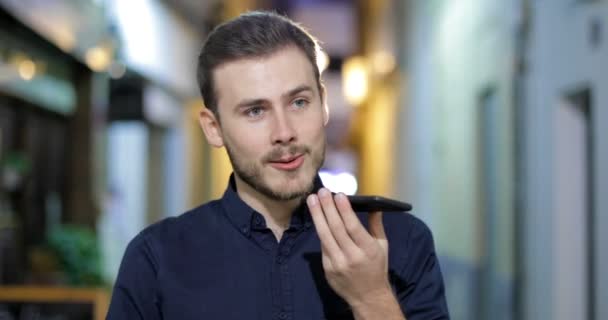 Vista Frontal Hombre Feliz Usando Reconocimiento Voz Del Teléfono Para — Vídeos de Stock