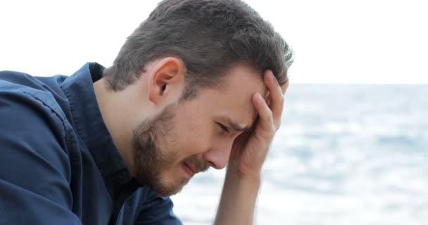 Retrato Hombre Triste Llorando Playa — Vídeo de stock