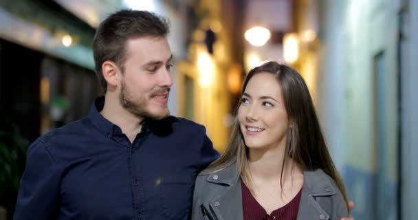 Porträt Eines Glücklichen Paares Das Auf Die Kamera Zugeht Und — Stockvideo