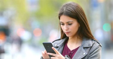 Akıllı telefon içerik sokakta açık tarama ciddi genç kız
