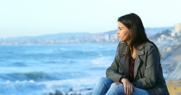 Entspanntes Teenagermädchen Mit Blick Auf Den Horizont Strand Mit Dem — Stockvideo