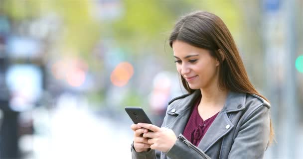 Smiley Mode Tonårsflicka Textning Smart Phone Gatan — Stockvideo