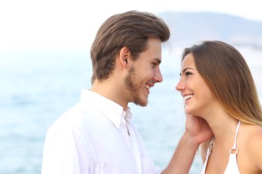 Romantik Çift yaz tatile sahilde öpmeye hazır