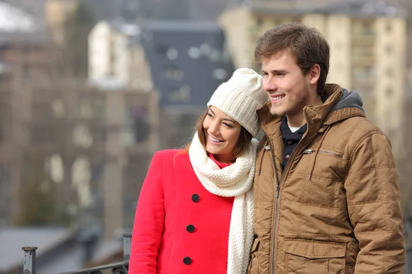 Pareja Feliz Caminando Calle Invierno Mirando Lado Una Ciudad — Foto de Stock