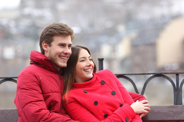 Gelukkige Paar Rode Kijkend Naar Kant Zittend Een Bankje Wintervakantie — Stockfoto
