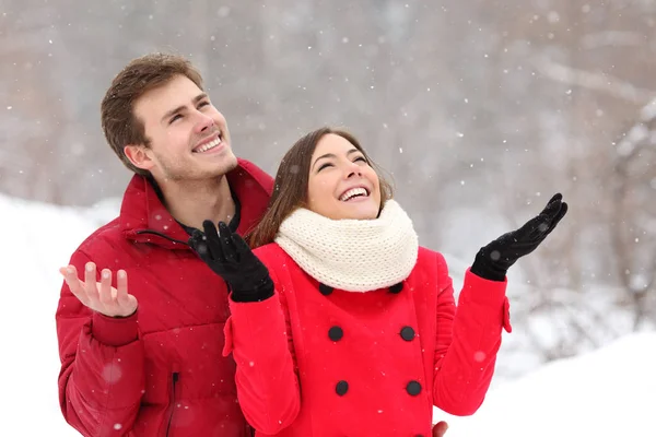 Gelukkige Paar Genieten Van Sneeuw Wintervakantie Bergen — Stockfoto