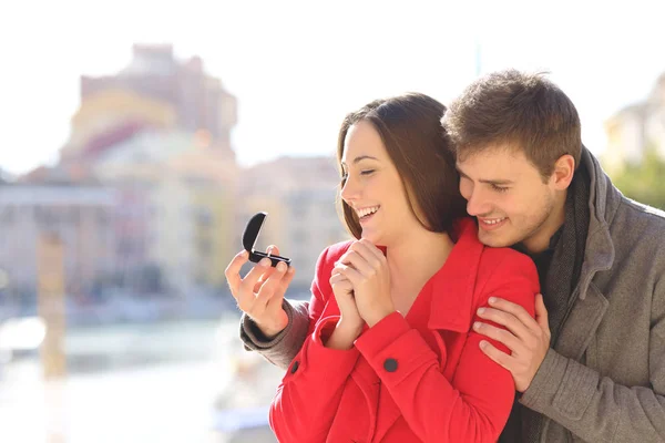 Uomo Che Propone Matrimonio Con Sua Ragazza Felice Una Città — Foto Stock