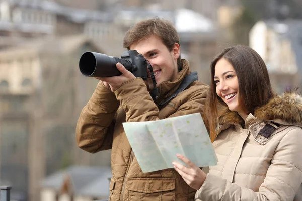 Casal Turistas Tirando Fotos Com Uma Câmera Dslr Consultando Mapa — Fotografia de Stock