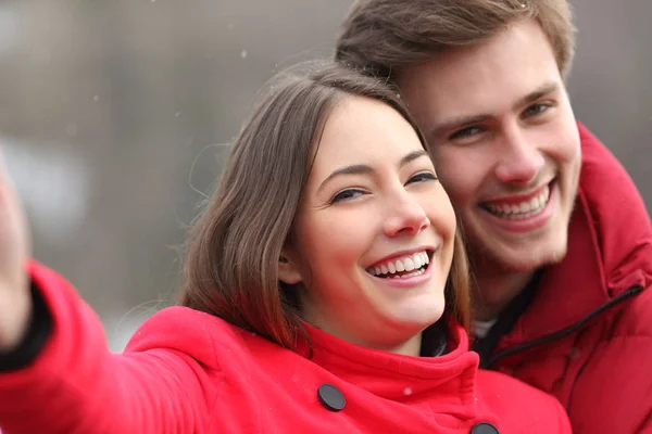 겨울에 야외에서 Selfies를 미소와 빨간색에서 커플의 초상화 — 스톡 사진