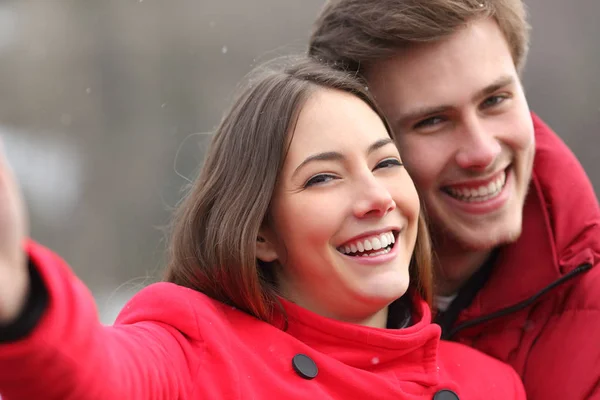 Retrato Una Feliz Pareja Rojo Con Una Sonrisa Perfecta Tomando —  Fotos de Stock