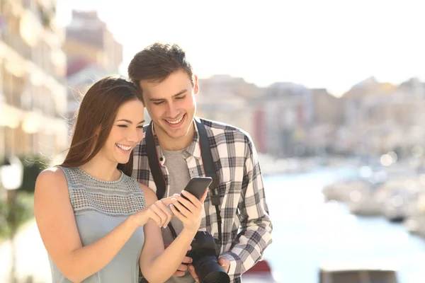 Feliz Casal Turistas Verificando Conteúdo Telefone Inteligente Férias Verão Uma — Fotografia de Stock