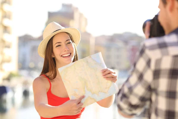 Par Turistas Felices Tomando Fotos Vacaciones — Foto de Stock