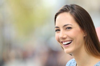 Kopya alanı ile kamera sokakta bakarak mükemmel gülümseme ile mutlu kadın
