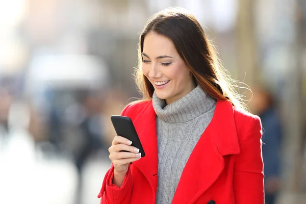 Glückliche Dame Rot Mit Smartphone Winter Draußen Auf Der Straße — Stockfoto