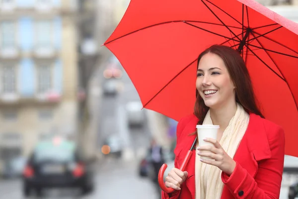 Mujer Feliz Rojo Caminando Con Una Bebida Para Llevar Bajo — Foto de Stock