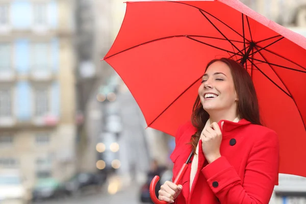 Lycklig Kvinna Rött Att Hålla Sig Varm Regnig Vinterdag Gatan — Stockfoto