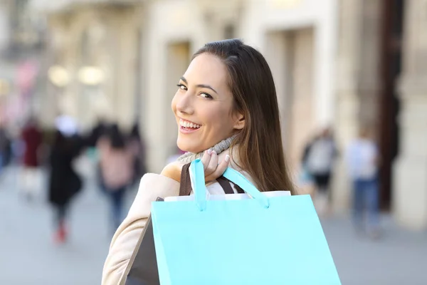 Comprador Feliz Mostrando Saco Compras Branco Andando Rua Inverno — Fotografia de Stock