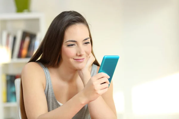 Casual Menina Sorridente Ler Mensagens Telefone Inteligente Casa — Fotografia de Stock
