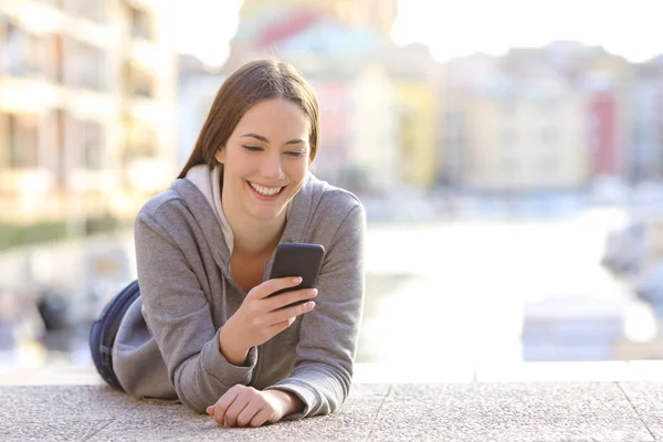 Menina Adolescente Feliz Verificando Conteúdo Telefone Inteligente Livre Deitado Uma — Fotografia de Stock