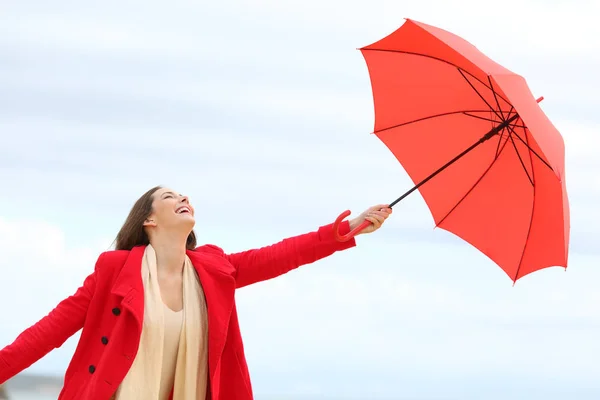 Счастливая Женщина Красном Играет Зонтиком Зимой Пляже — стоковое фото